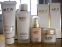 上海市悅美紅妝化妝品低價(jià)批發(fā)信息\n\n本文簡(jiǎn)要介紹上海悅美紅妝公司提供的低價(jià)批發(fā)化妝品業(yè)務(wù)，該企業(yè)為精細(xì)化學(xué)品行業(yè)中的知名商家，其產(chǎn)品已在世界工廠網(wǎng)中國(guó)產(chǎn)品信息庫(kù)展示。此次主要目錄 積極擴(kuò)張 各大類型單價(jià)優(yōu)勢(shì)明顯；護(hù)膚套件和彩妝組裝靈活選擇多樣性保障售賣促銷適應(yīng)力；實(shí)時(shí)數(shù)據(jù)管理，物美價(jià)平價(jià)獲取必備；并展示部分性價(jià)比極高單品 植物草本保濕清新醒膚面膜和香水系列，更有復(fù)購(gòu)原高層獲得豐厚好處送。“量大更優(yōu)惠】通過合規(guī)?；鹕虾?nèi)頂尖正牌量采促銷途徑獲取最新實(shí)時(shí)報(bào)價(jià)信息和降低中間份額后的資源配給保障暢銷于二三線城